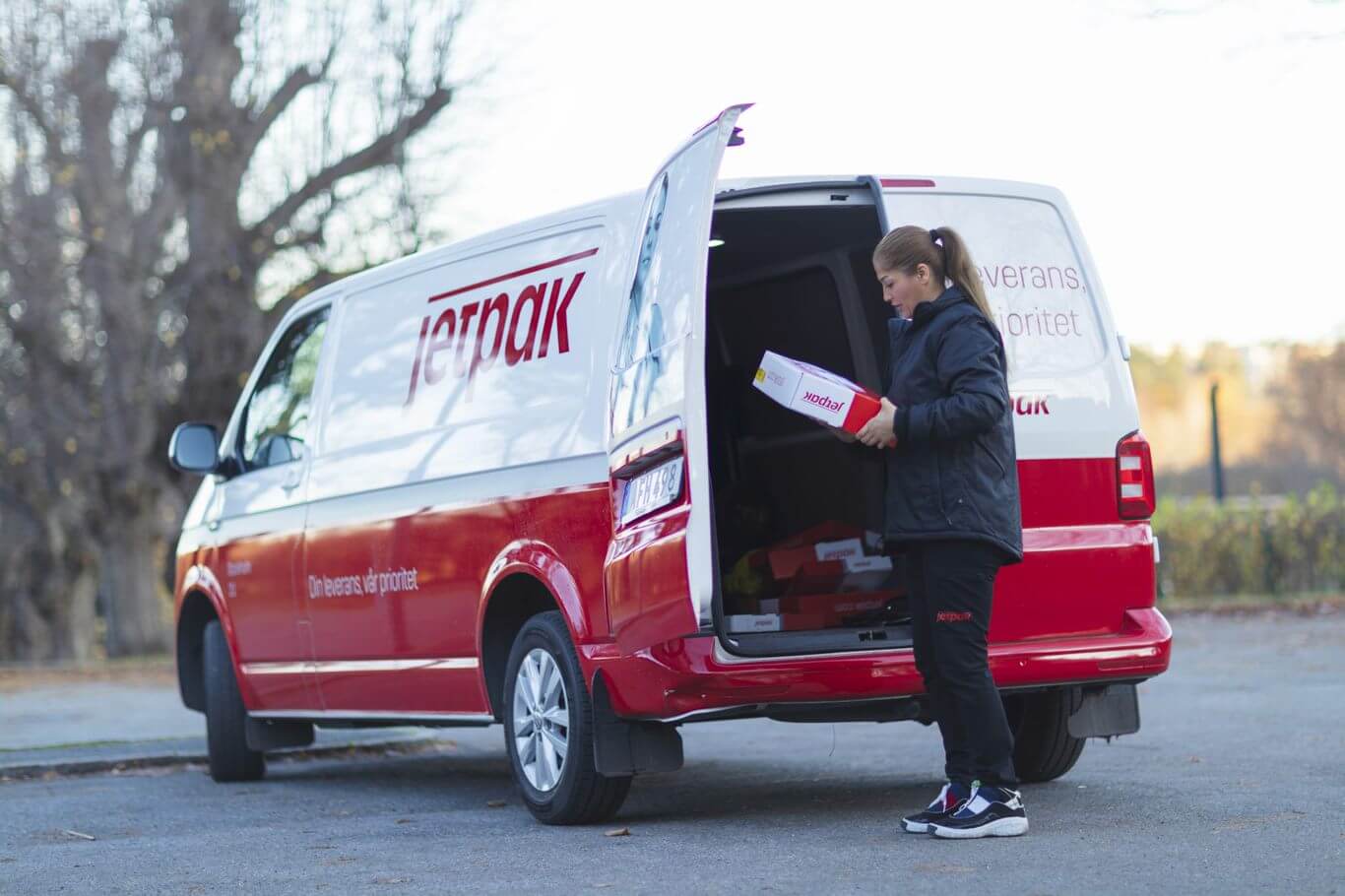 Send packages with express delivery | Jetpak®